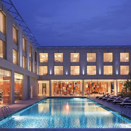 คอร์ตยาร์ด โกชิ แอร์พอร์ต Hotel เนดุมบัสเซรี ภายนอก รูปภาพ The hotel's pool