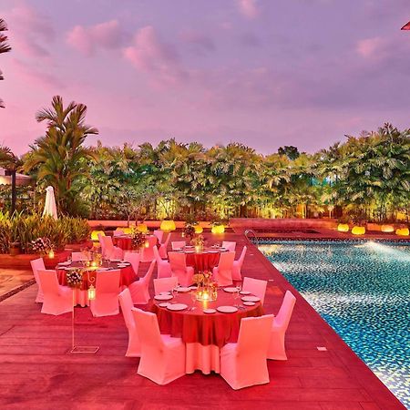 คอร์ตยาร์ด โกชิ แอร์พอร์ต Hotel เนดุมบัสเซรี ภายนอก รูปภาพ Poolside at The Park, New Delhi