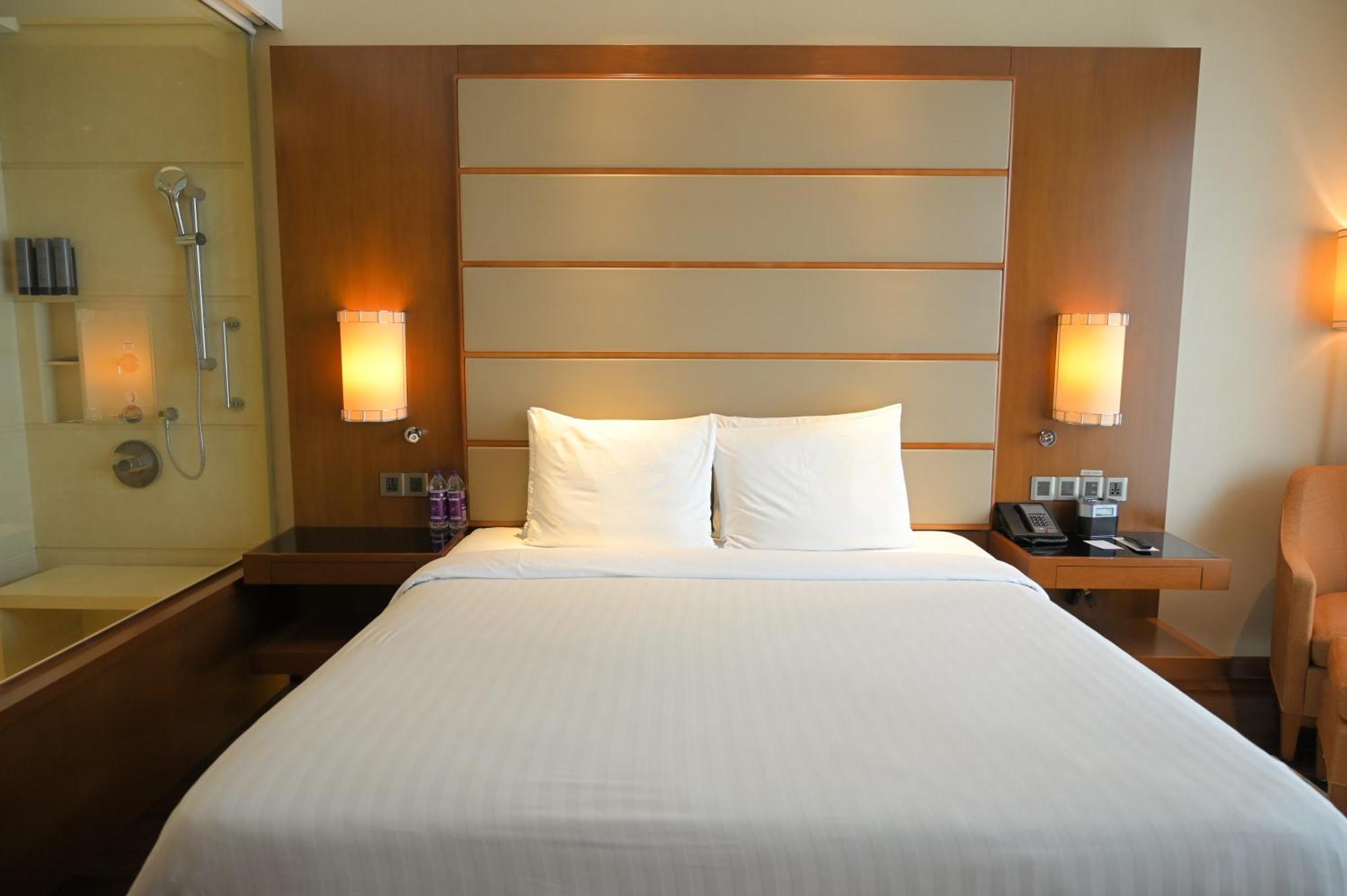 คอร์ตยาร์ด โกชิ แอร์พอร์ต Hotel เนดุมบัสเซรี ภายนอก รูปภาพ