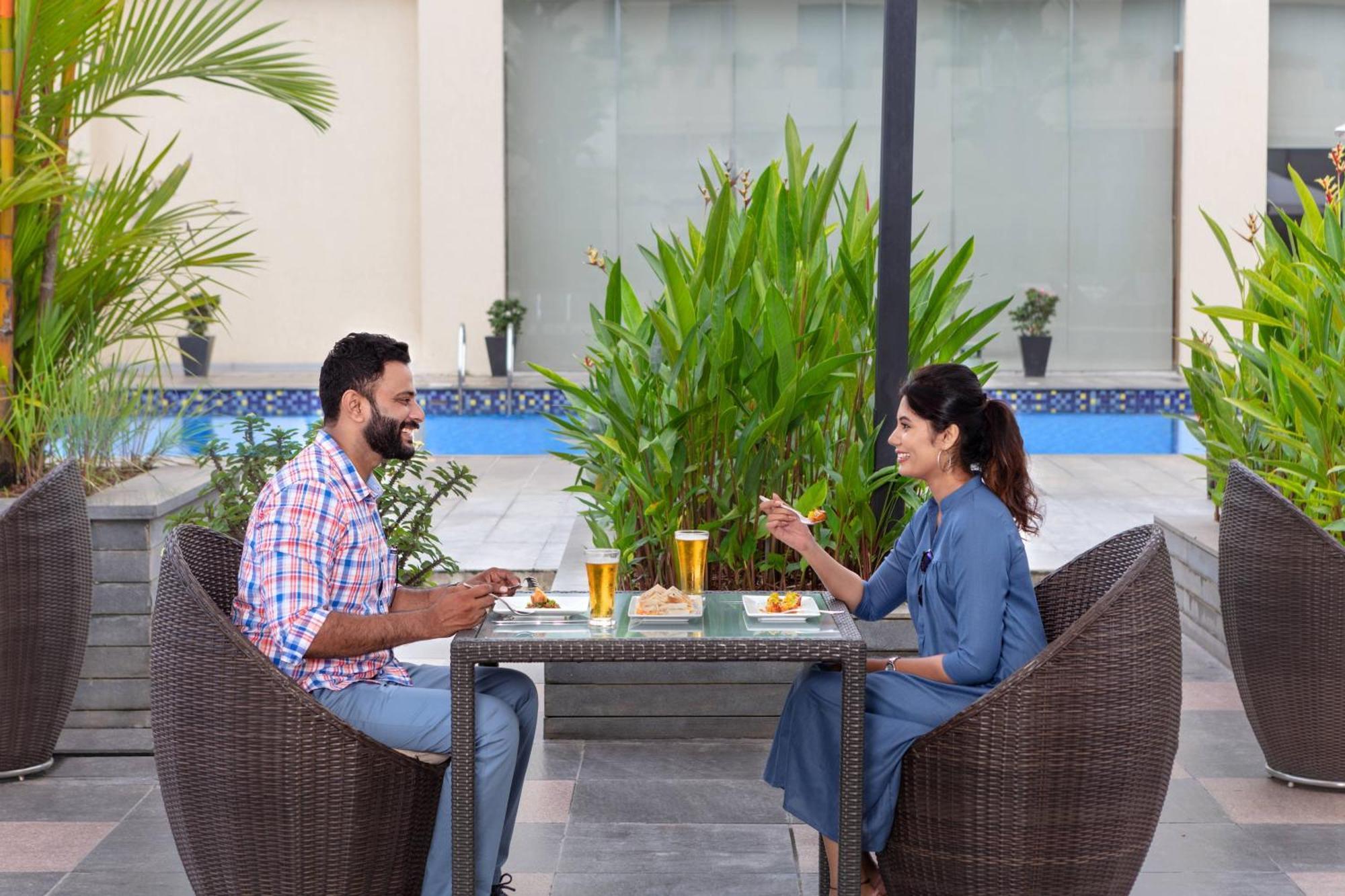 คอร์ตยาร์ด โกชิ แอร์พอร์ต Hotel เนดุมบัสเซรี ภายนอก รูปภาพ The Poolside Lounge