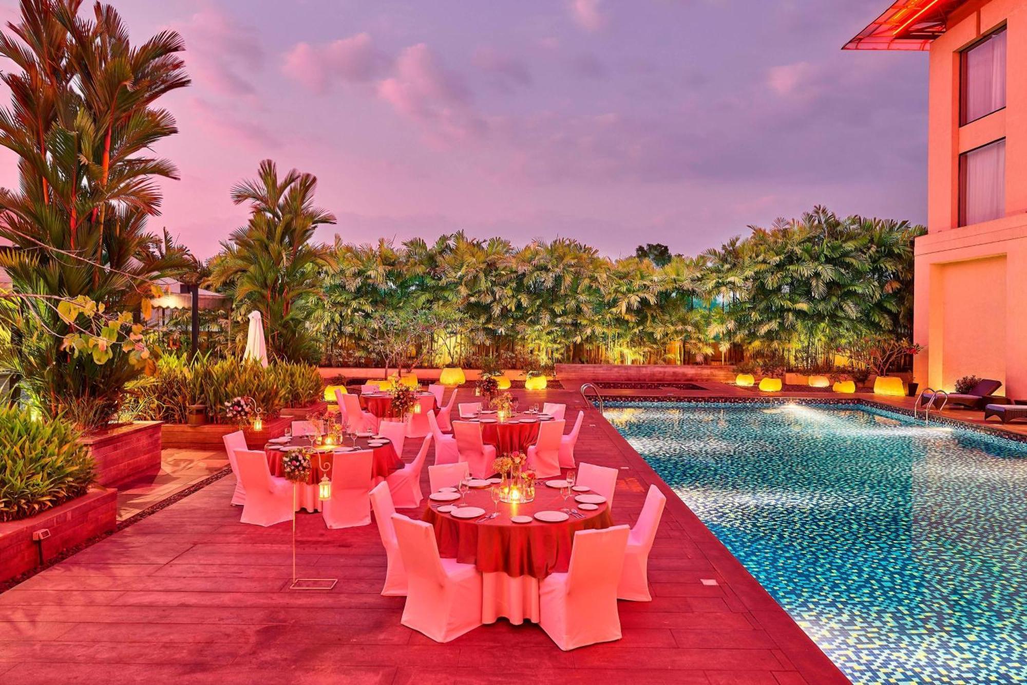 คอร์ตยาร์ด โกชิ แอร์พอร์ต Hotel เนดุมบัสเซรี ภายนอก รูปภาพ Poolside at The Park, New Delhi