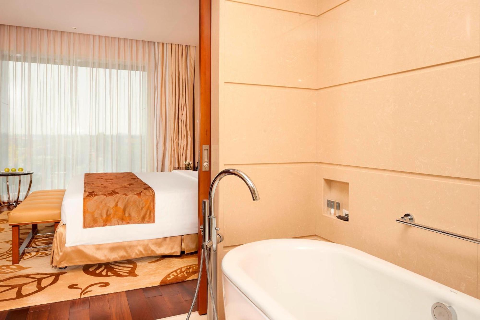 คอร์ตยาร์ด โกชิ แอร์พอร์ต Hotel เนดุมบัสเซรี ภายนอก รูปภาพ Bathroom