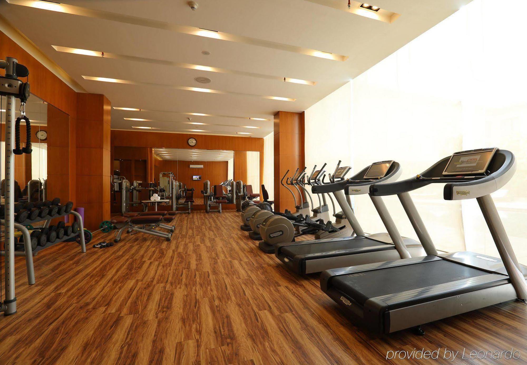 คอร์ตยาร์ด โกชิ แอร์พอร์ต Hotel เนดุมบัสเซรี ภายนอก รูปภาพ A gym in a hotel