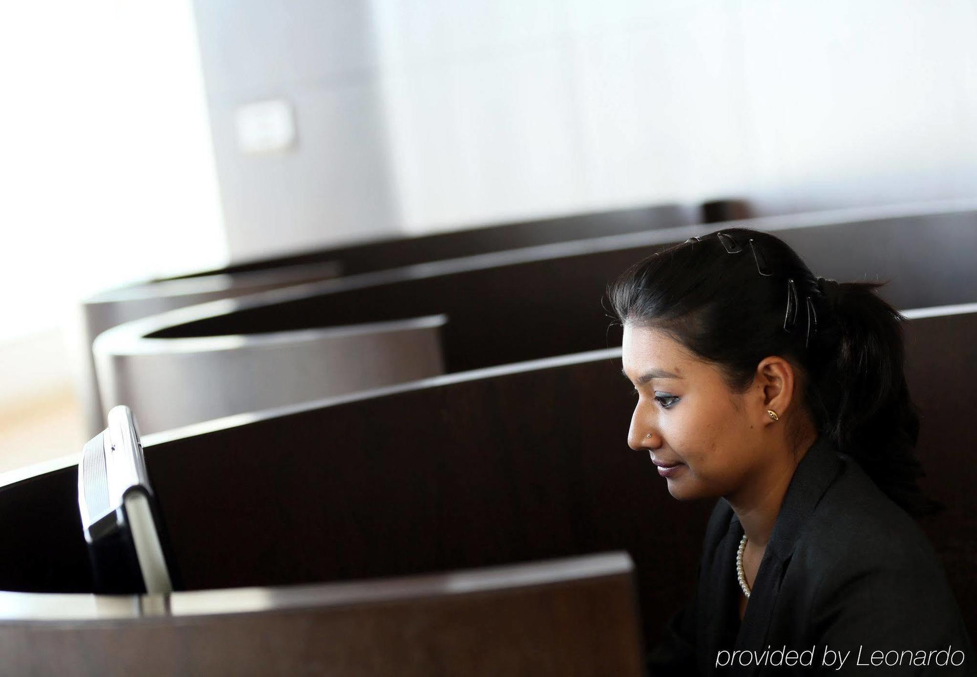 คอร์ตยาร์ด โกชิ แอร์พอร์ต Hotel เนดุมบัสเซรี ภายนอก รูปภาพ A call centre employee in India