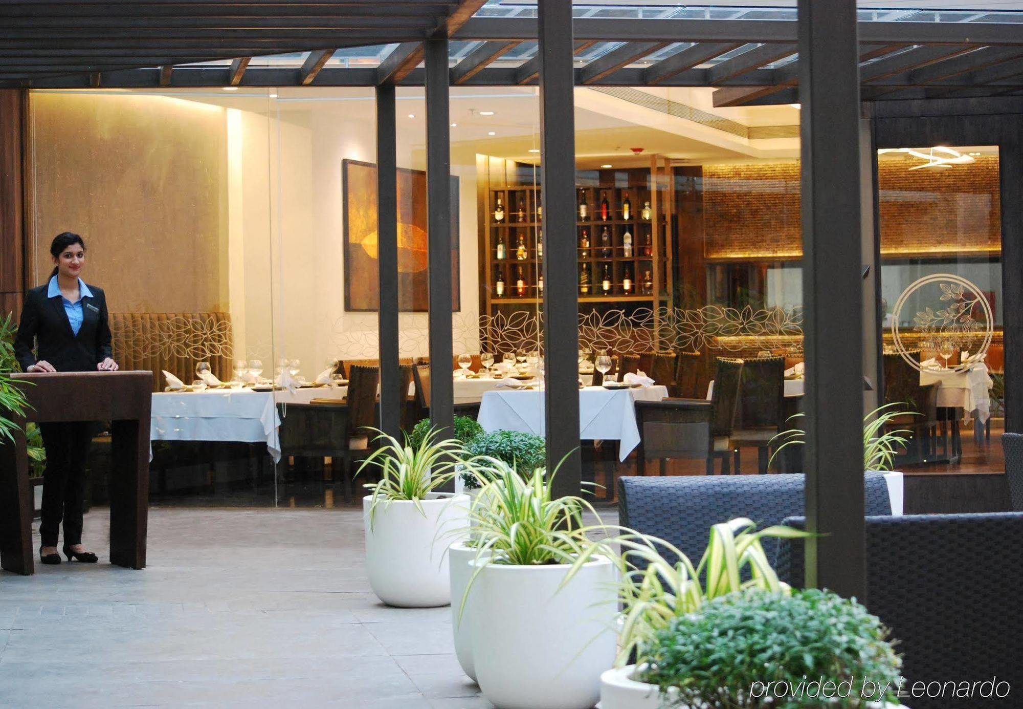 คอร์ตยาร์ด โกชิ แอร์พอร์ต Hotel เนดุมบัสเซรี ภายนอก รูปภาพ The restaurant